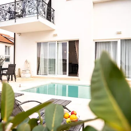 Elegant With Pool *