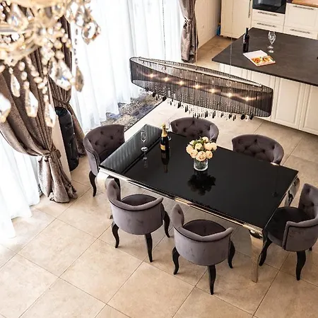 ヴィラ Elegant With Pool *