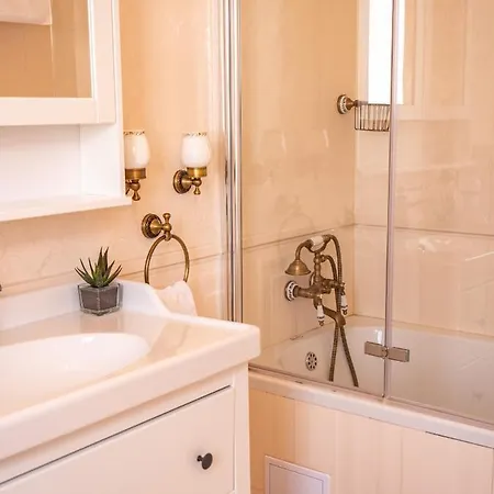 Villa Elegant With Pool