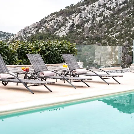 Elegant With Pool *