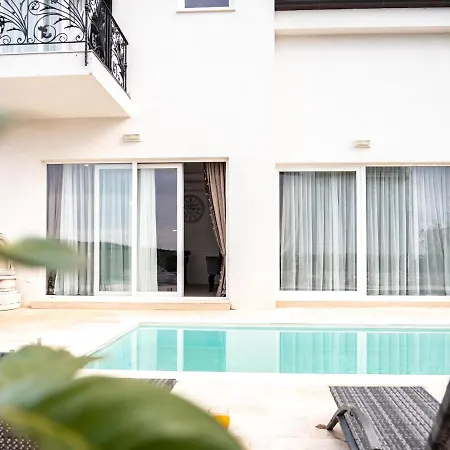 Elegant With Pool וילה