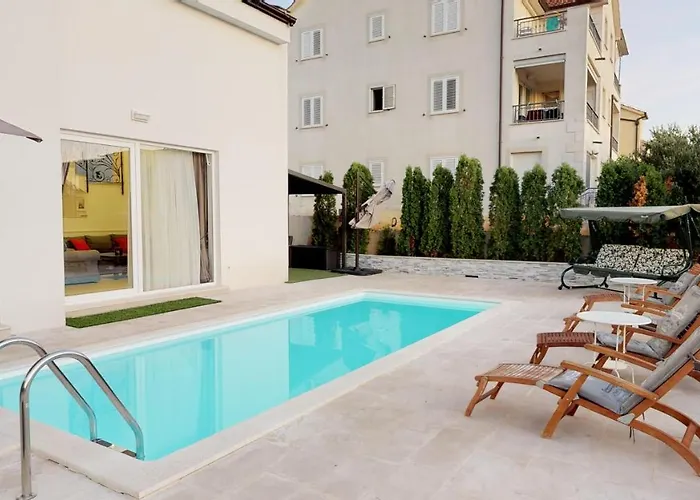 Villa Elegant With Pool