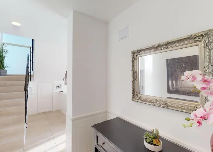 Villa Elegant With Pool