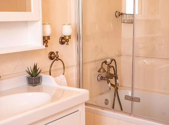 Villa Elegant With Pool