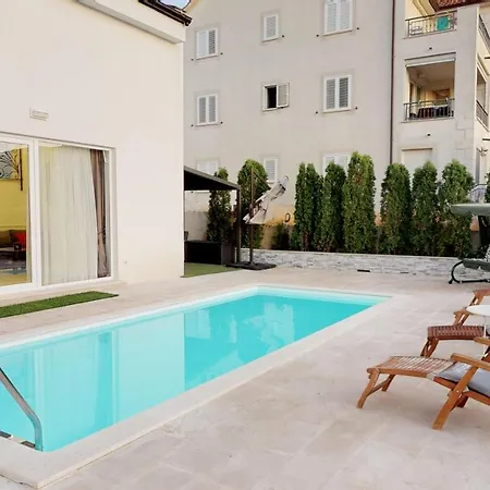 빌라 Elegant With Pool