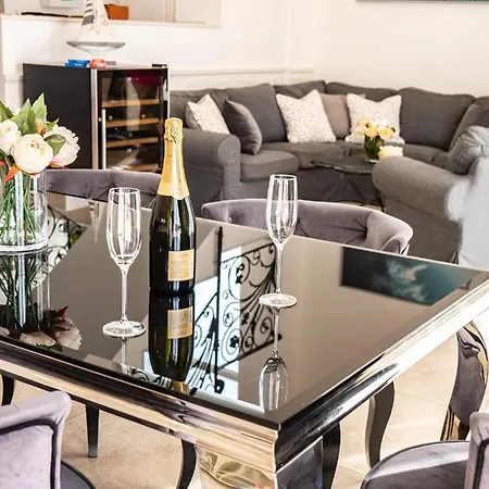 Elegant With Pool * 흐바르