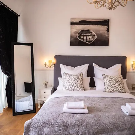 Elegant With Pool 흐바르