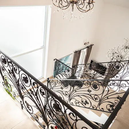 Elegant With Pool 빌라